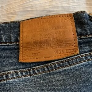 Levi’s 502 men’s jean W36 L32. Medium wash